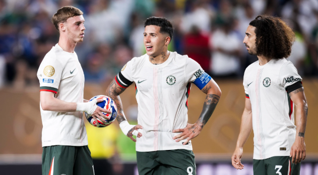 Small disagreement between Chelsea players during the game