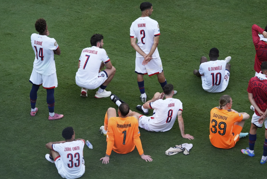 PSG down to ten men as João Neves receives red card late in match