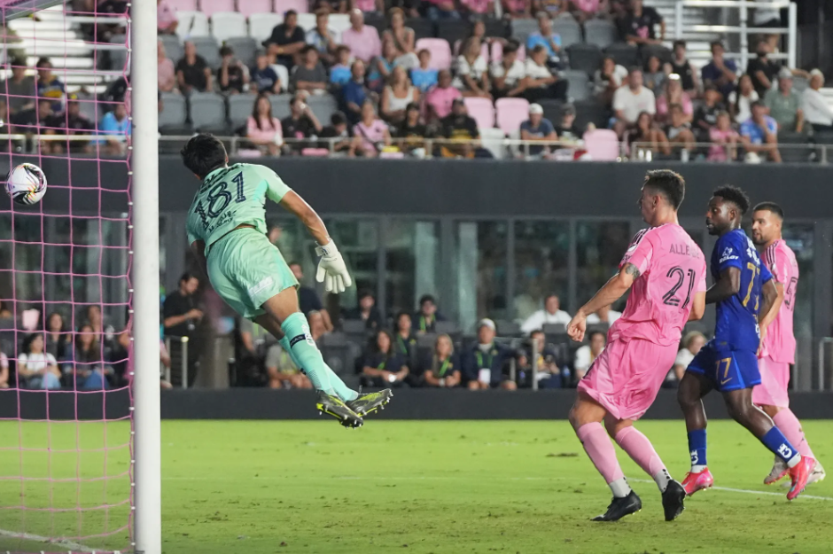 Tadeo Allende seals the win with a third goal